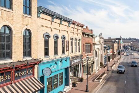 Hip Urban Loft - Small Town Charm -124 Lofts #3 Apartment *