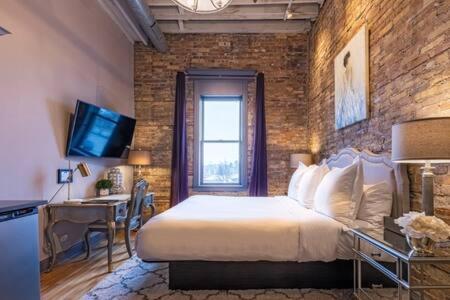 Hip Urban Loft - Small Town Charm -124 Lofts #3 * West Dundee