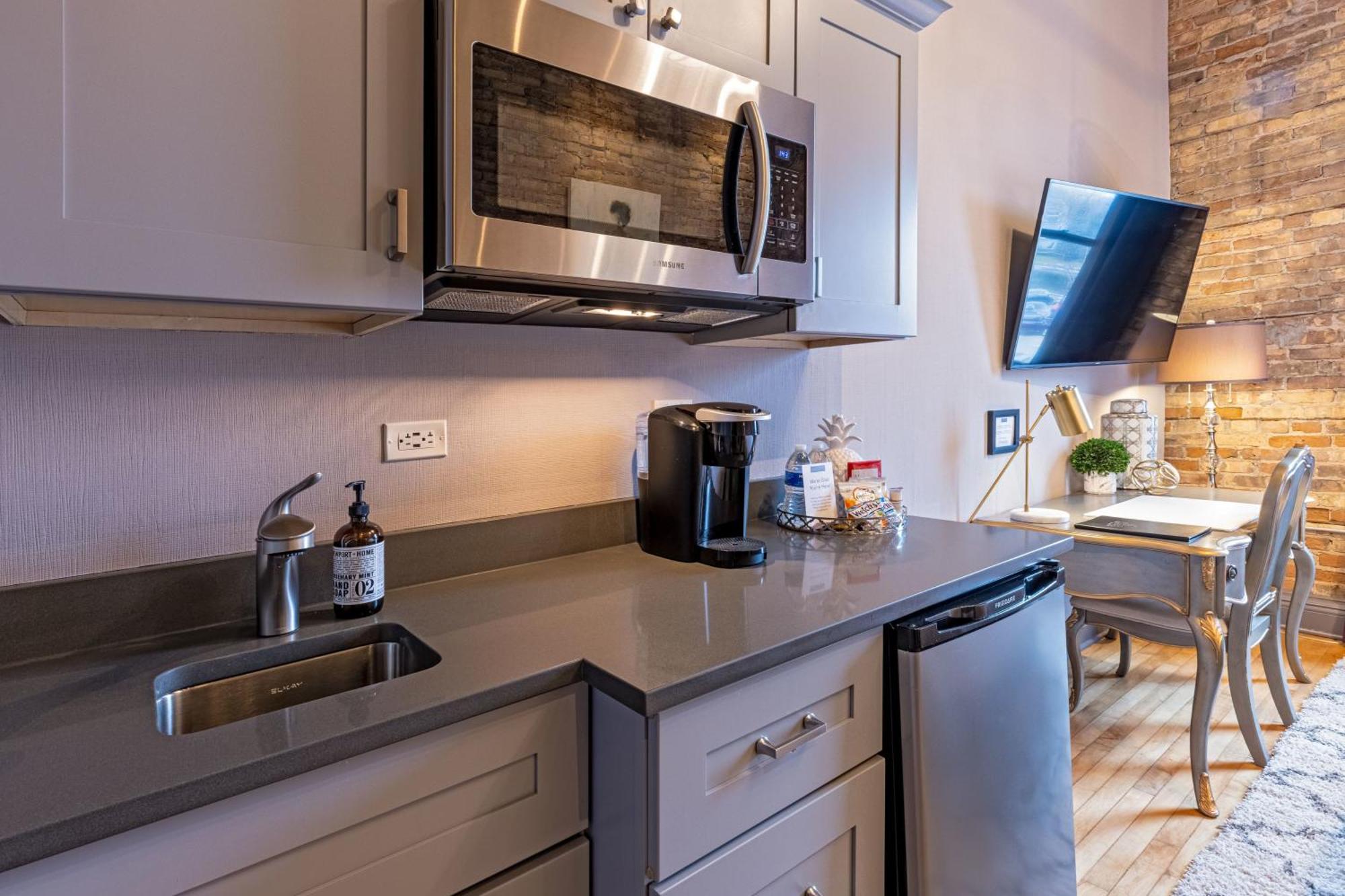 Hip Urban Loft - Small Town Charm -124 Lofts #3 Apartment *